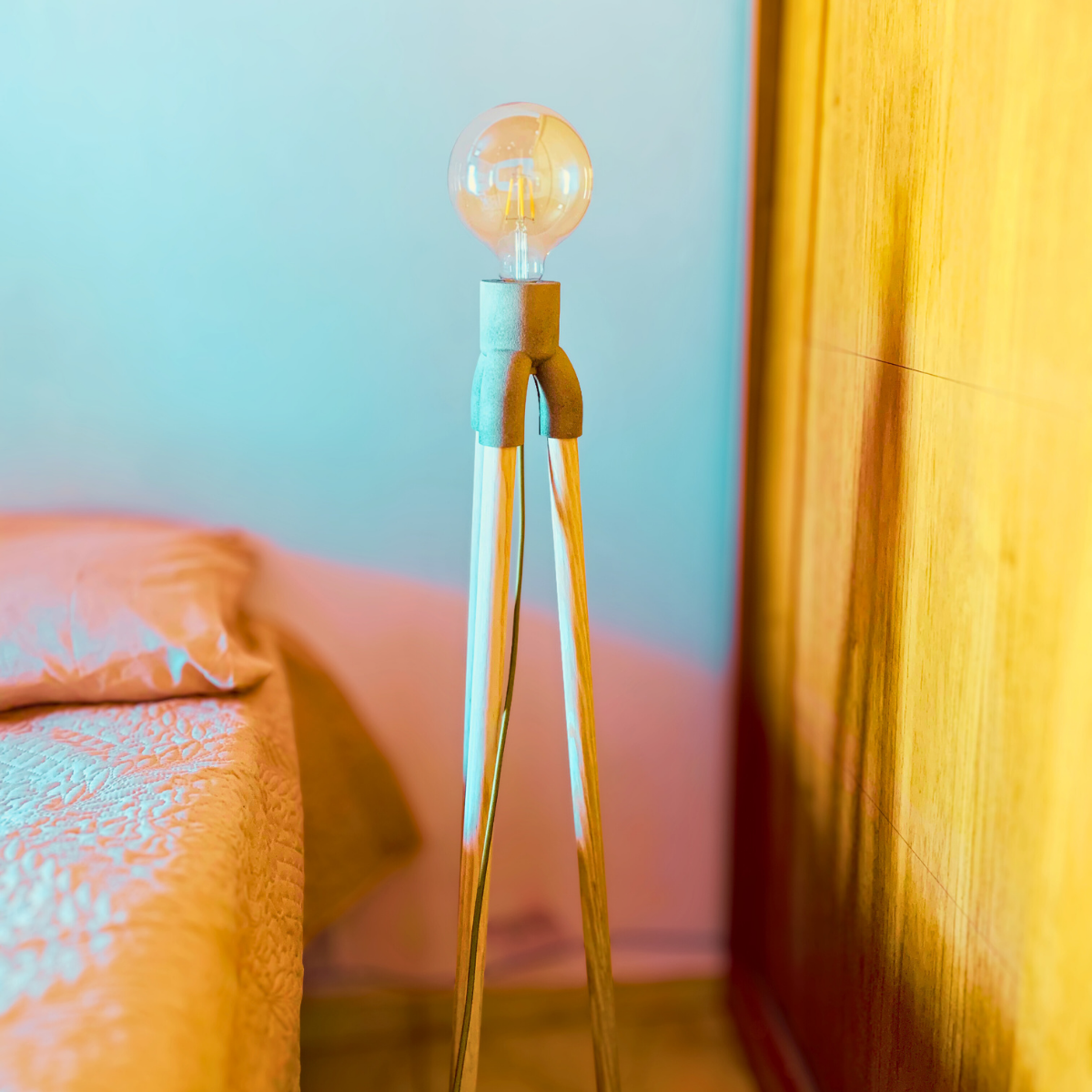 Elegante Luminária De Piso Tripé Em Madeira Luz Ambar Bivolt