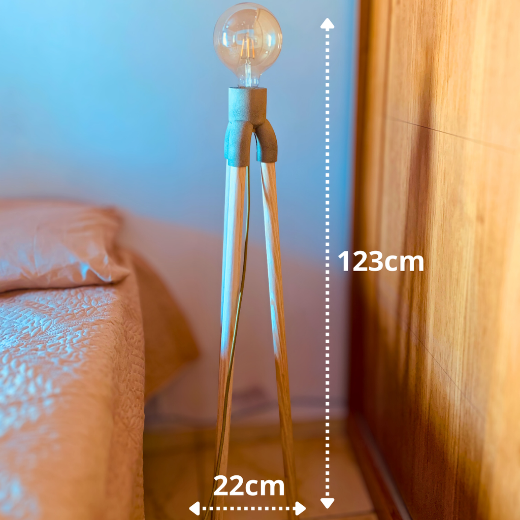 Elegante Luminária De Piso Tripé Em Madeira Luz Ambar Bivolt