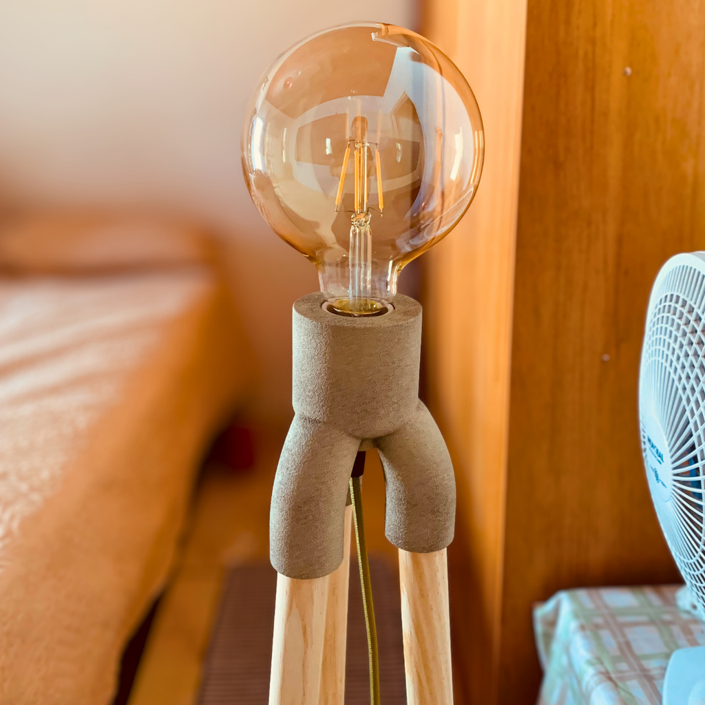 Elegante Luminária De Piso Tripé Em Madeira Luz Ambar Bivolt