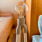 Elegante Luminária De Piso Tripé Em Madeira Luz Ambar Bivolt