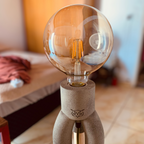 Elegante Luminária De Piso Tripé Em Madeira Luz Ambar Bivolt