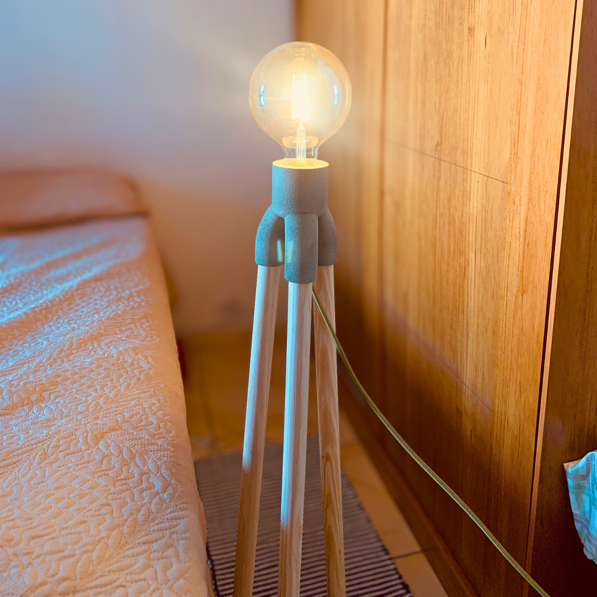 Elegante Luminária De Piso Tripé Em Madeira Luz Ambar Bivolt