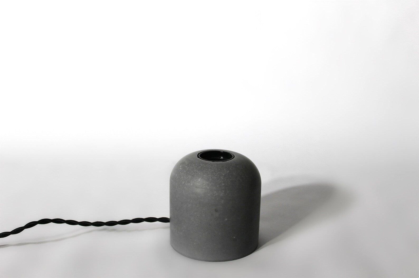 Luminária em concreto para mesa