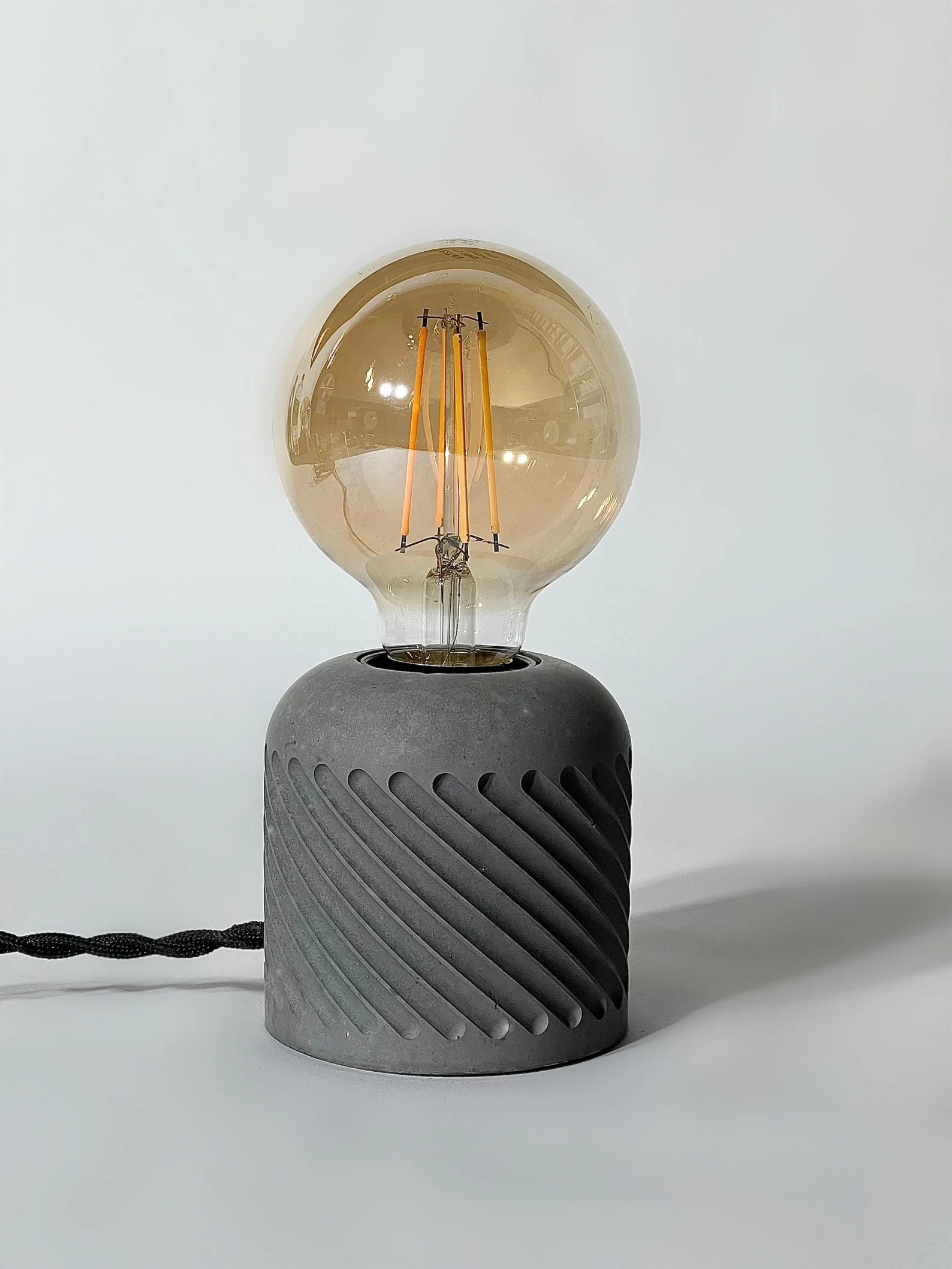 Luminária de mesa pequena de concreto