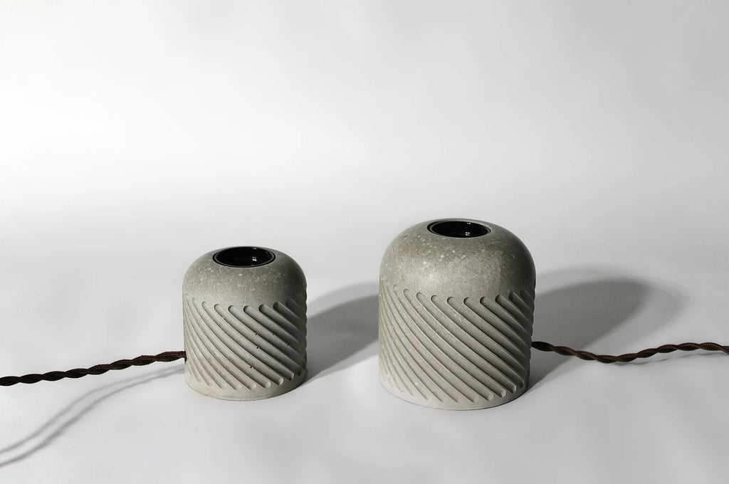 Luminária de mesa pequena de concreto