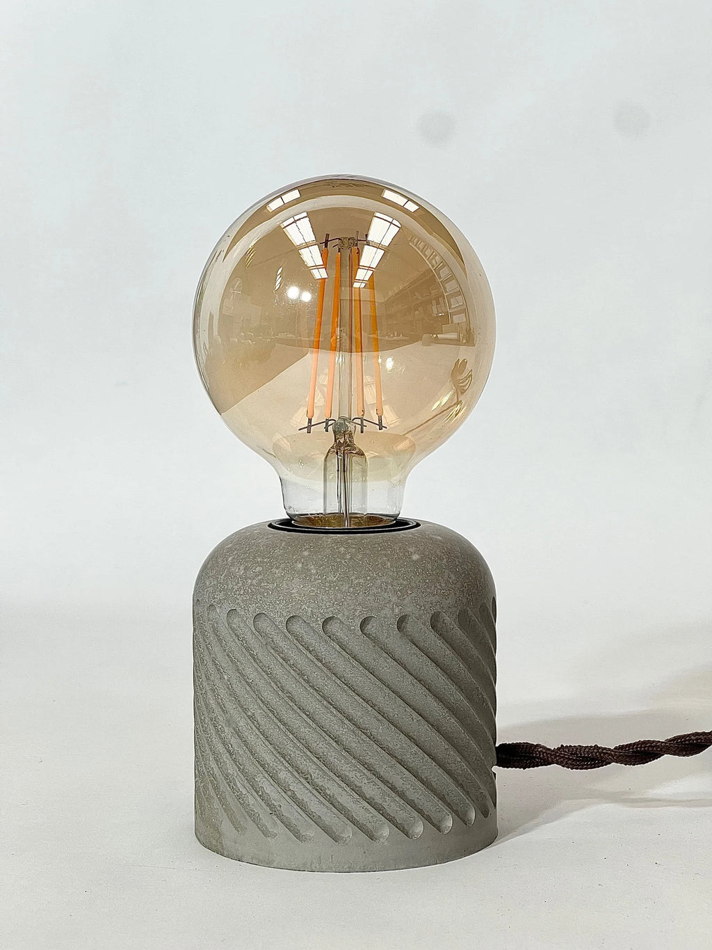 Luminária de mesa pequena de concreto