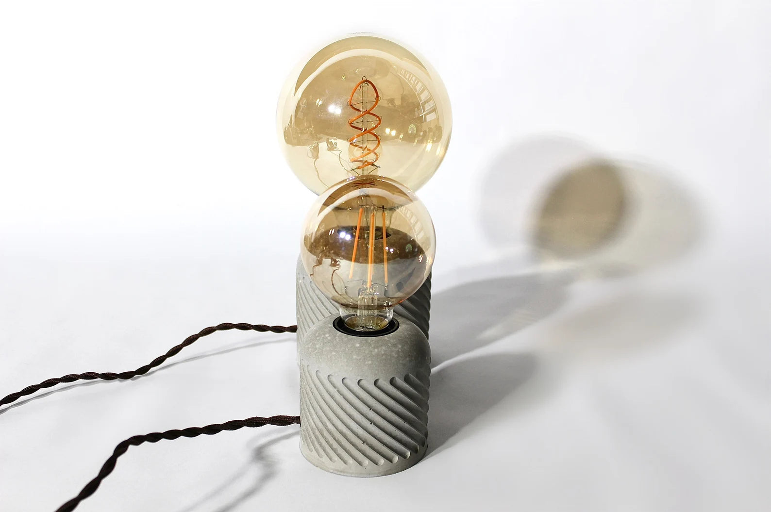 Luminária de mesa pequena de concreto