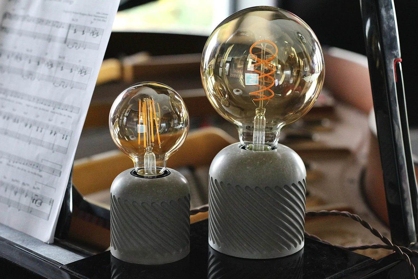 Luminária de mesa pequena de concreto